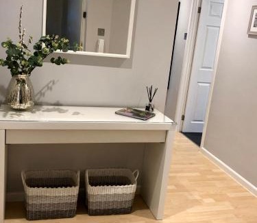 City Centre Apartamento | AB - Top floor 2 bed modern town centre apartment with parking for one vehicle