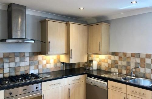 City Centre Apartamento | AB - Top floor 2 bed modern town centre apartment with parking for one vehicle