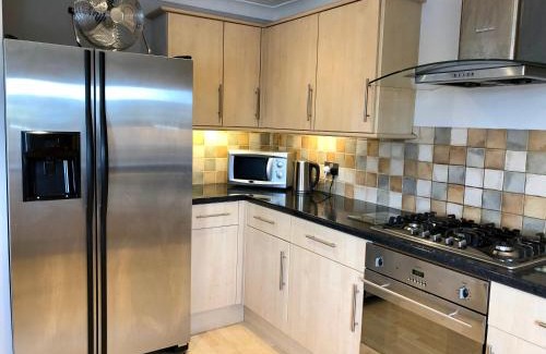 City Centre Apartamento | AB - Top floor 2 bed modern town centre apartment with parking for one vehicle