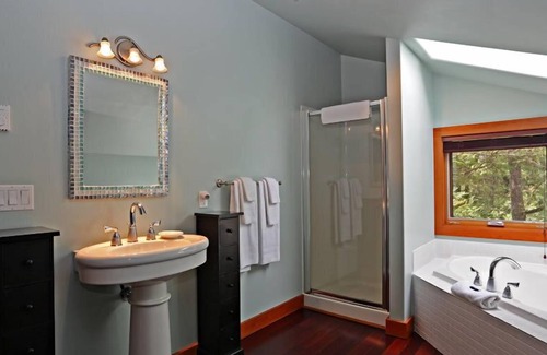 Tofino Casa | Abalone Inn - Alquiler de 3 dormitorios con bañera de hidromasaje, muy cerca de la playa de Chestermans