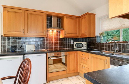 Denstone Cabaña | ABBEY VIEW FARM COTTAGE, pet friendly, with open fire in Alton