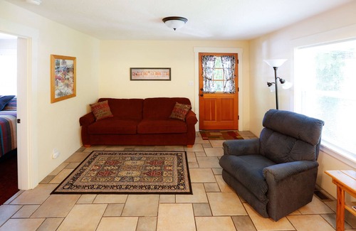 Ashland Cabaña | ABBOTT'S COTTAGES- Cardinal cottage. 1 bedroom/1 bath, short walk to downtown!