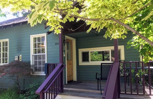 Ashland Cabaña | Abbott's Cottages- The Heron. One bedroom cottage just two blocks to downtown