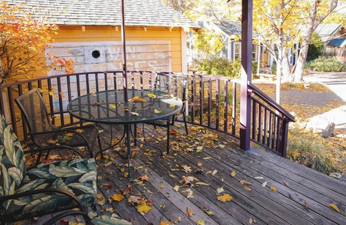 Ashland Cabaña | Abbott's Cottages- The Heron. One bedroom cottage just two blocks to downtown
