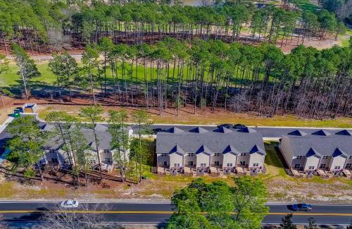 Southern Pines Casa | Aberdeen Townhome Deck, Golf Course Community