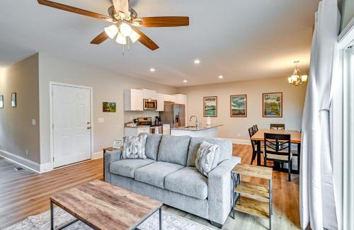 Southern Pines Casa | Aberdeen Townhome Deck, Golf Course Community