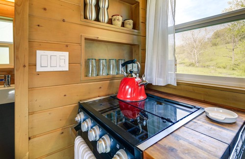 Abingdon Apartamento | Abingdon Vacation Rental Tiny Home on 10-Acre Farm