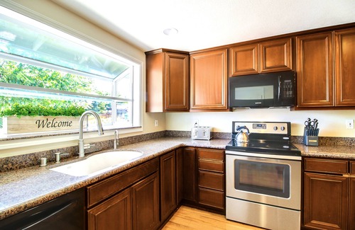 West San Jose Casa | ABK: Cheerful and Spacious 10min to Apple HQ, Shops