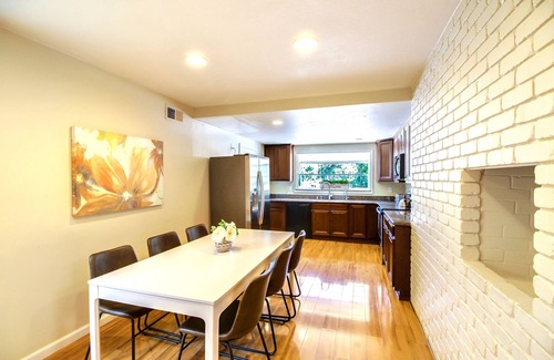 West San Jose Casa | ABK: Cheerful and Spacious 10min to Apple HQ, Shops