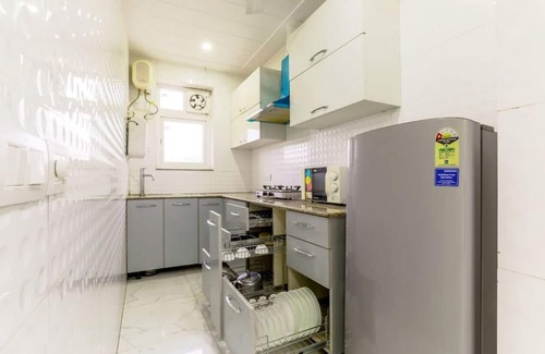 Sushant Lok Apartamento | Abode near Fortis hospital w balcony and elevator