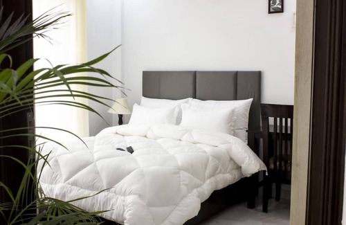 Sushant Lok Apartamento | Abode near Fortis hospital w balcony and elevator