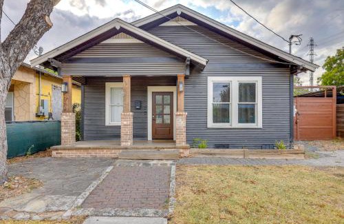 Eastside Promise Neighborhood Casa | about 2 Mi to Dtwn San Antonio Comfy Home with Yard!
