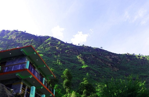 Gushaini Casa | ACERCA DE TIRTHAN HILL TOP HOMESTAY