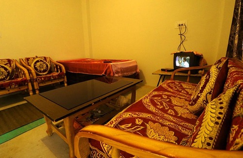 Gushaini Casa | ACERCA DE TIRTHAN HILL TOP HOMESTAY