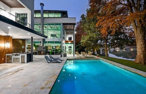 Austin Casa | LLEGA ESMERALDA ESTATE | Hasta 8 camas | Frente al lago | Recién remodelado | PoolSpa