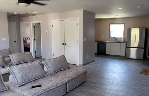 Columbia Apartamento | Above Garage Apartment - Fully Equipped 2 bedroom, 1 bath.