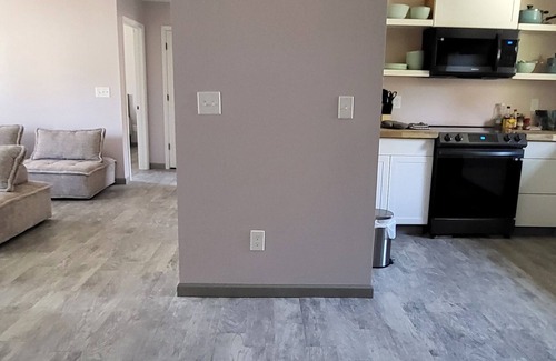 Columbia Apartamento | Above Garage Apartment - Fully Equipped 2 bedroom, 1 bath.