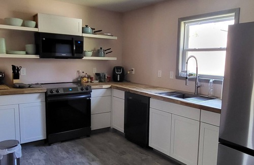 Columbia Apartamento | Above Garage Apartment - Fully Equipped 2 bedroom, 1 bath.