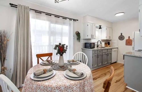 Wichita Apartamento | Above Par-Modern Apartment-King
