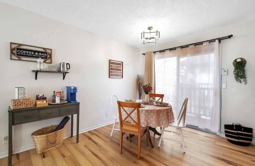 Wichita Apartamento | Above Par-Modern Apartment-King