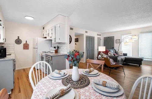 Wichita Apartamento | Above Par-Modern Apartment-King