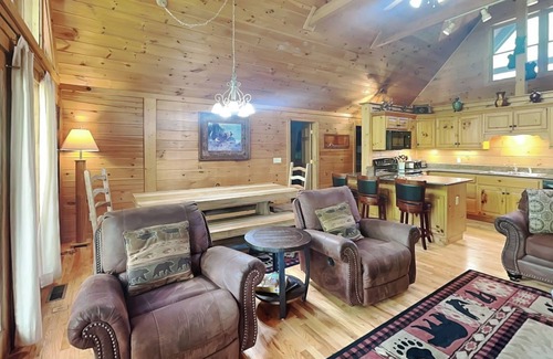 Black Bear Falls Cabina | Above the Clouds by Jackson Mountain Homes