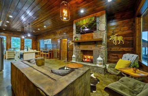 Broken Bow Cabina | Above the Clouds · Mountain Marvel: Scenic Deck, Balcony & Game Room