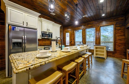 Broken Bow Cabina | Above the Clouds · Mountain Marvel: Scenic Deck, Balcony & Game Room