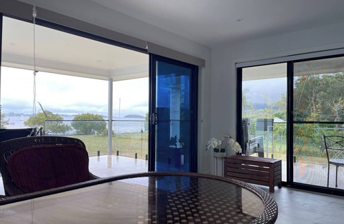 Pindimar Casa | ABSOLUTE BEACHFRONT Pindimar Beach house Spacious,luxurycozy ducted aircon more