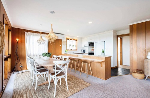 Torquay Casa | Absolute Beachfront Views - Bohemian Charm