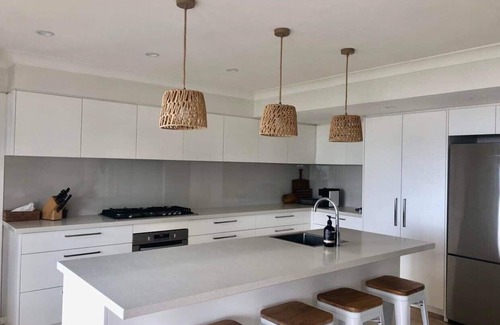 Killarney Vale Casa | Lakefront & Beach Paradise perfecto para familias, parejas y grupos pequeños