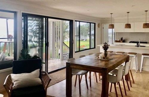 Killarney Vale Casa | Lakefront & Beach Paradise perfecto para familias, parejas y grupos pequeños