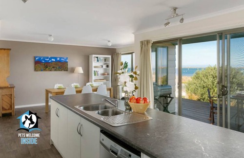 Bonney Casa | PetLet 17 Absolute Waterfront Views + Kayaks