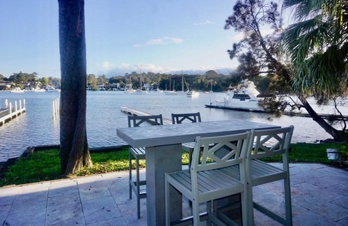 Lake Macquarie City Council Casa | Absolute waterfront home with private jetty