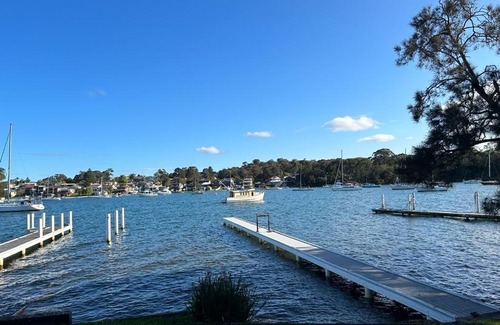Lake Macquarie City Council Casa | Absolute waterfront home with private jetty