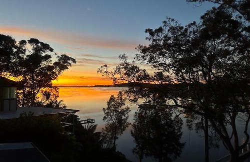 Lake Macquarie City Council Casa | Absolute waterfront home with private jetty