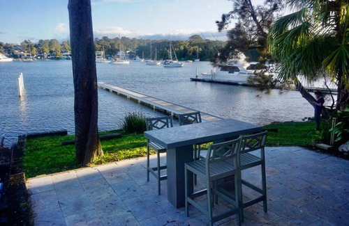 Lake Macquarie City Council Casa | Absolute waterfront home with private jetty