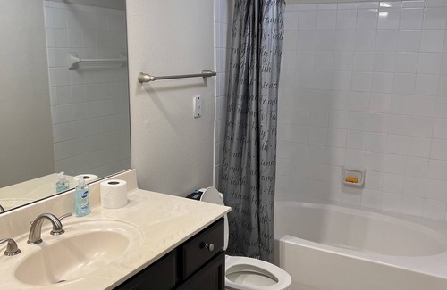 Barker Apartamento | Absolutely Stunning 1-Bedroom , 1- Bath 🛁