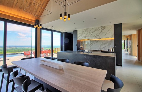 Creemore Otro | Absolutely Stunning Country Home in Creemore! Modern Elegance! Pool! Views!