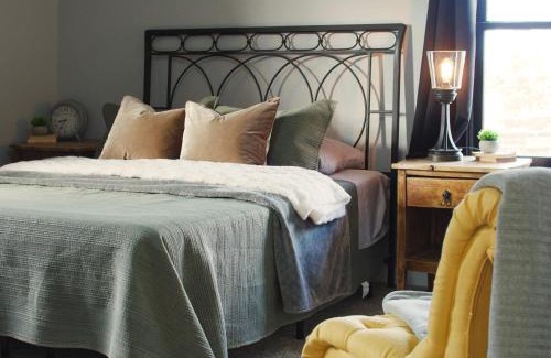 Albany Casa | AC! Family Space-Retro Home in Historic Albany