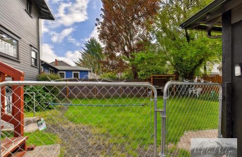 Albany Casa | AC! Family Space-Retro Home in Historic Albany
