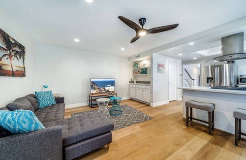 Huntington Beach Casa | AC, spa, bikes, deck, Steps to beach and shops