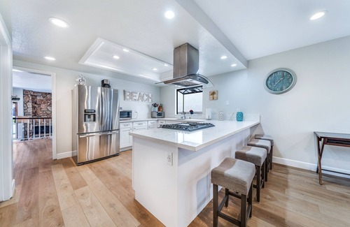 Huntington Beach Casa | AC, spa, bikes, deck, Steps to beach and shops