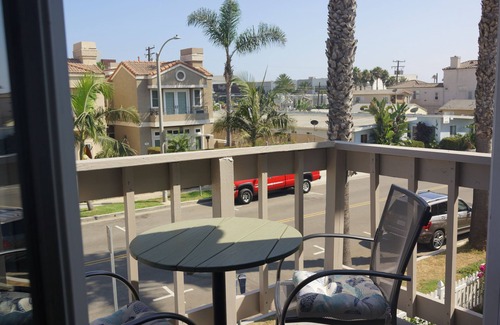 Huntington Beach Casa | AC, spa, bikes, deck, Steps to beach and shops
