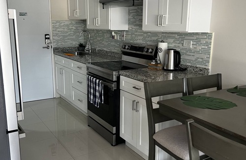 Portmore Apartamento | AC, WiFi, cable & 24/7 security, Pool, beachfront, views of Kingston harbor.
