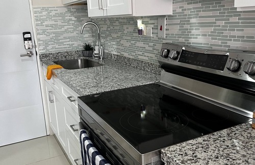 Portmore Apartamento | AC, WiFi, cable & 24/7 security, Pool, beachfront, views of Kingston harbor.