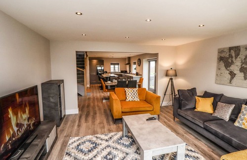 Boston Cabaña | ACACIA BARN, pet friendly, with hot tub in Friskney