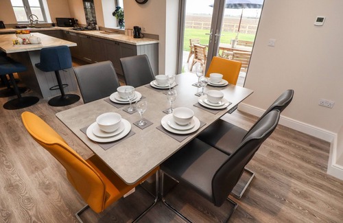 Boston Cabaña | ACACIA BARN, pet friendly, with hot tub in Friskney