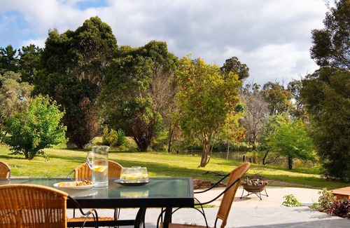 Eganstown Casa | Acacia House - Five Bedroom, Five Bathroom Country home with WIFI