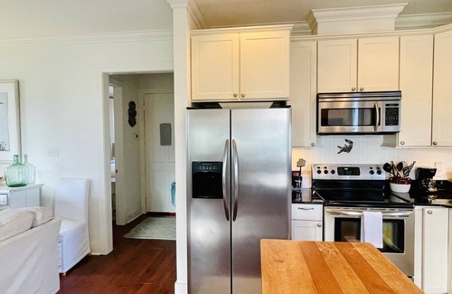 Old Town Cabaña | Acadian cottage 1 minute walk to beach, 5 minutes to Old Town BSL! Best location